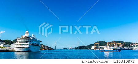 抵達長崎港的遊船（藍色夢幻旋律） 從水邊森林公園眺望的全景[長崎市] 125319872