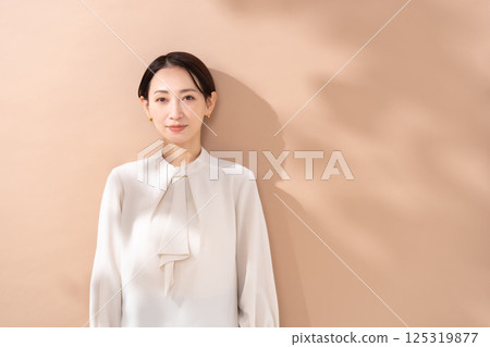 女性米色背影 125319877