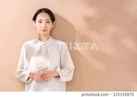 女性米色背影 125319878