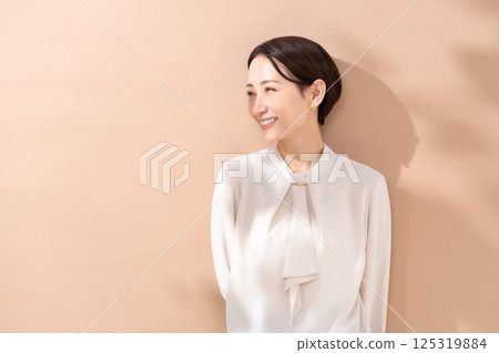女性米色背影 125319884