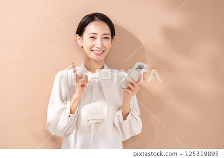 女人米色背面肖像智慧型手機 125319895