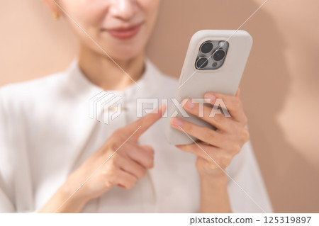 女人米色背面肖像智慧型手機 125319897