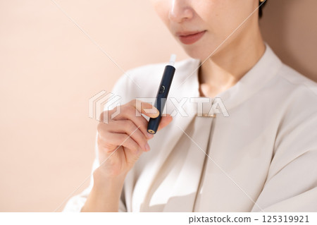 抽加熱的香煙的婦女 125319921