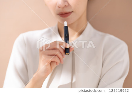 抽加熱的香煙的婦女 125319922
