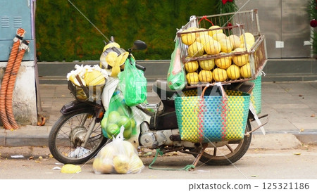Vietnam Hanoi Fruit Sales 125321186