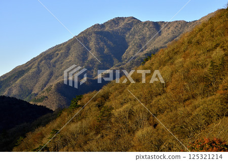 朝陽照射在天使山脈龍岳上的高台 125321214