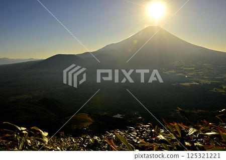 The sun rising over Mount Fuji from Mount Ryugatake in the Tenshi Mountains The sun rising over Mount Fuji from Mount Ryugatake in the Tenshi Mountains 125321221