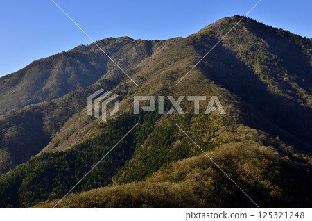 從天使山的龍岳眺望深秋的高台與雨岳 125321248