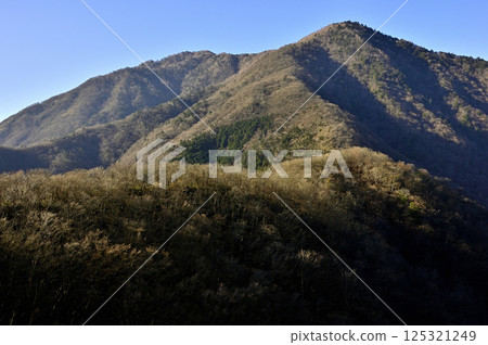 Takadeck and Amegatake in late autumn as seen from Ryugatake in the Tenshi Mountains 125321249