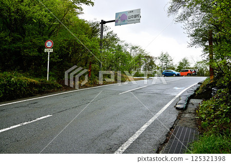 Mikuni Pass is located on the border between Yamanakako Village, Yamanashi Prefecture and Yamakita Town, Kanagawa Prefecture. 125321398