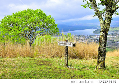 丹澤的甲州邊境山脊:高足山頂上綠意盎然的山中湖 丹澤的甲州邊境山脊:高足山頂上綠意盎然的山中湖 125321415