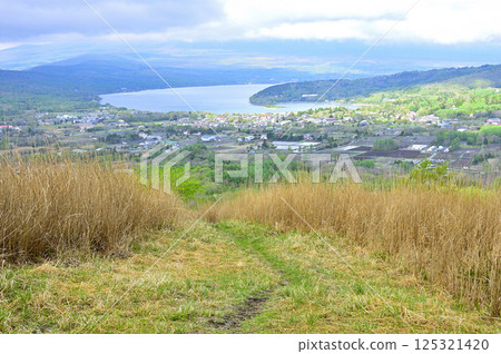 從丹澤甲州與神戶邊界山脊上的高足山頂眺望山中湖 125321420
