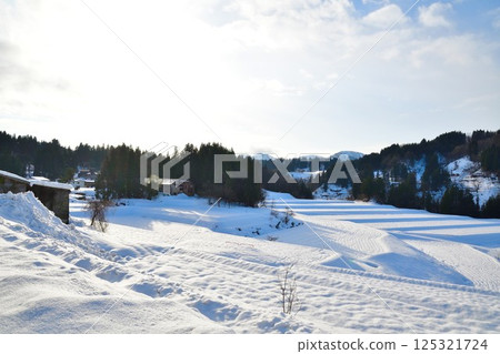Winter scenery of Tochio's traditional rice terraces 125321724