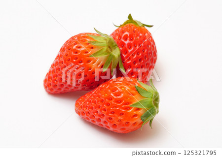 深紅色的草莓 深紅色的草莓 125321795