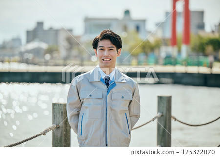 一名 20 多歲、身穿工作服的年輕人 一名 20 多歲、身穿工作服的年輕人 125322070
