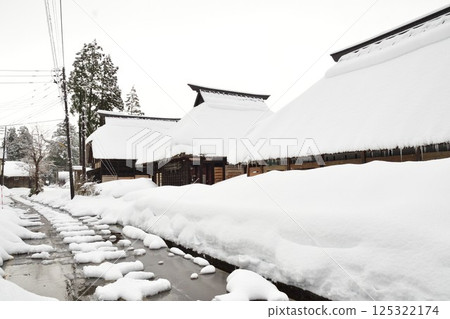 Snow scene of Takayanagi thatched circular village (Niigata Prefecture) Snow scene of Takayanagi thatched circular village (Niigata Prefecture) 125322174