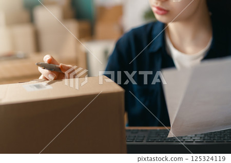 Woman working in a warehouse. 125324119