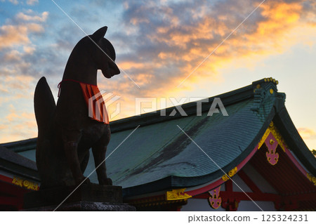 Kyoto Fushimi Inari Taisha Shrine: Beautiful sunset and lion foxes (Fushimi Ward, Kyoto City, Kyoto Prefecture) 125324231