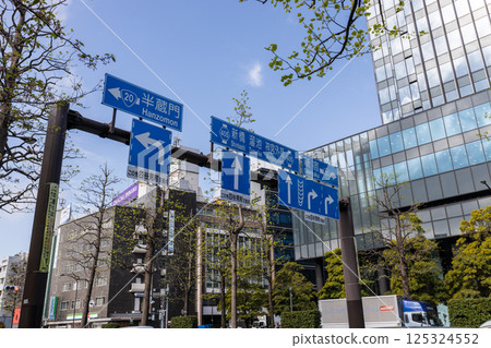 新宿四谷十字路口附近的路標 125324552