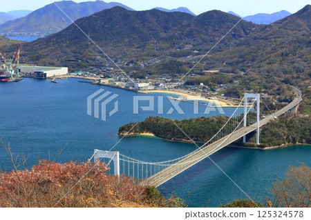 [Ehime Prefecture] Oshima Bridge (Shimanami Kaido) seen from Kareiyama Observatory Park in spring when cherry blossoms bloom 125324578
