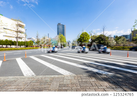 一輛警車停在東京港區四谷中學前的十字路口。 125324765