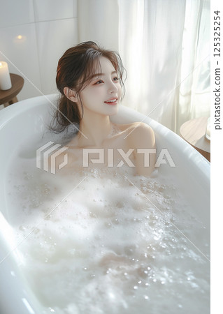年輕女子浸泡在泡泡浴缸中。美容_美容_護膚_健康_浴缸_沐浴 年輕女子浸泡在泡泡浴缸中。美容_美容_護膚_健康_浴缸_沐浴 125325254