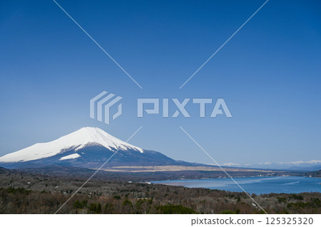 山梨縣全景的山中湖和富士山在山梨縣立 山梨縣全景的山中湖和富士山在山梨縣立 125325320