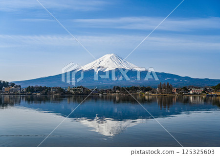 Lake Kawaguchi and Mount Fuji in Yamanashi Prefecture 125325603