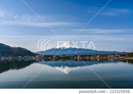 Lake Kawaguchi and Mount Fuji in Yamanashi Prefecture 125325656