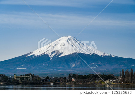 Lake Kawaguchi and Mount Fuji in Yamanashi Prefecture 125325683
