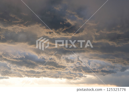 天空佈滿了雲彩，反射著傍晚的光線 125325776