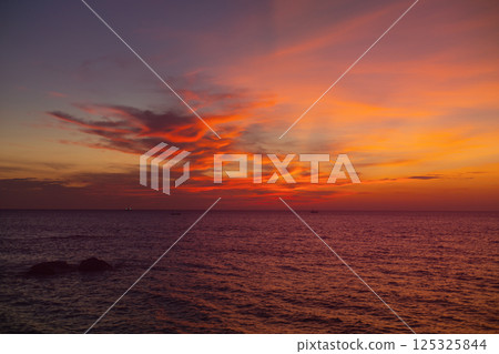 Beautiful Sunset Sea with Pink Clouds. 125325844