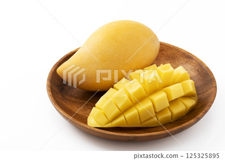 Thai mango on a wooden plate 125325895