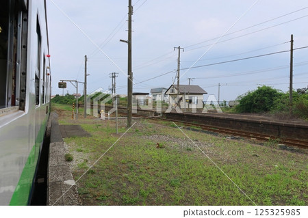 JR北海道函館本線森站至八雲站的本地火車車窗景色(2023年夏季多雲) JR北海道函館本線森站至八雲站的本地火車車窗景色(2023年夏季多雲) 125325985