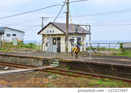 JR北海道函館本線森站至八雲站的本地火車車窗景色(2023年夏季多雲) JR北海道函館本線森站至八雲站的本地火車車窗景色(2023年夏季多雲) 125325997