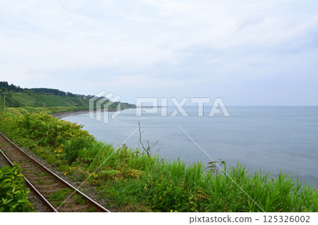 JR北海道函館本線森站至八雲站的本地火車車窗景色（2023年夏季多雲） 125326002