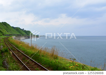 JR Hokkaido, Hakodate Main Line, local train window view from Mori Station to Yakumo Station (cloudy sky in summer 2023) 125326008