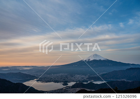 從山梨縣新道山口眺望富士山和河口湖 從山梨縣新道山口眺望富士山和河口湖 125326096