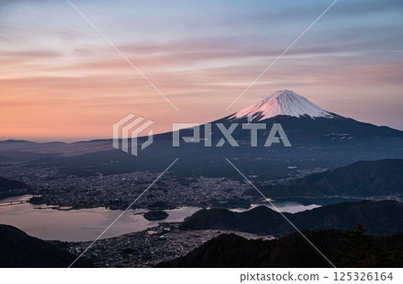 從山梨縣新道山口眺望富士山和河口湖 從山梨縣新道山口眺望富士山和河口湖 125326164