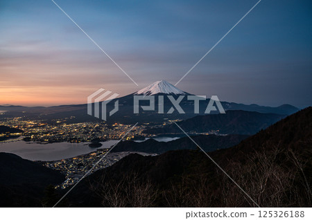 從山梨縣新道山口眺望富士山和河口湖 從山梨縣新道山口眺望富士山和河口湖 125326188