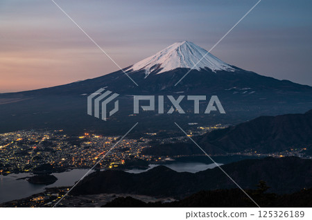 從山梨縣新道山口眺望富士山和河口湖 從山梨縣新道山口眺望富士山和河口湖 125326189