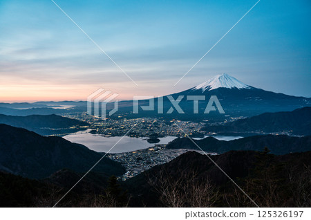 從山梨縣新道山口眺望富士山和河口湖 125326197