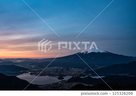從山梨縣新道山口眺望富士山和河口湖 125326209