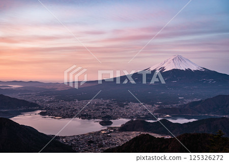 從山梨縣新道山口眺望富士山和河口湖 從山梨縣新道山口眺望富士山和河口湖 125326272