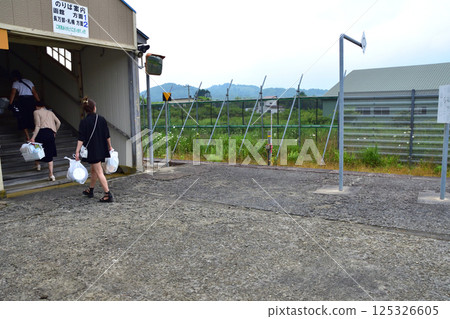 JR北海道函館本線八雲站至長萬部站區間列車車窗景色（2023年夏季多雲） 125326605