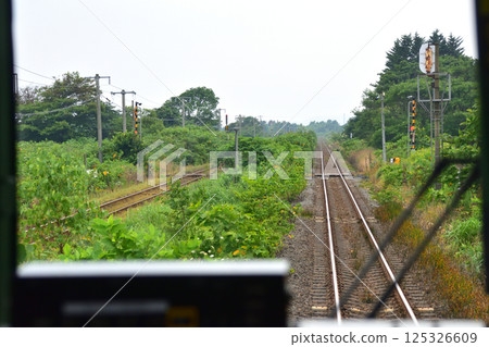 JR北海道函館本線八雲站至長萬部站區間列車車窗景色（2023年夏季多雲） 125326609