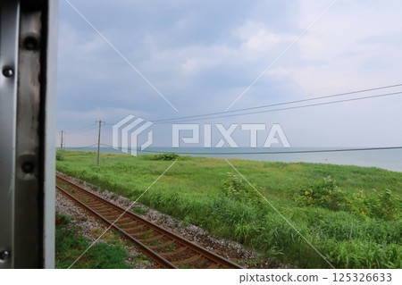 JR北海道函館本線八雲站至長萬部站區間列車車窗景色（2023年夏季多雲） 125326633