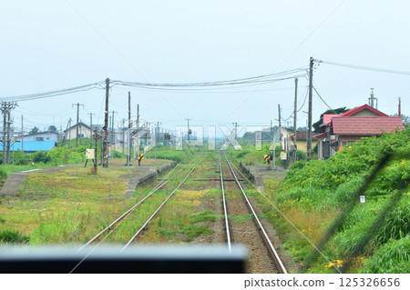 JR北海道函館本線八雲站至長萬部站區間列車車窗景色（2023年夏季多雲） 125326656