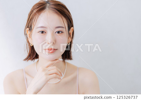 年輕女性的美麗形象 125326737