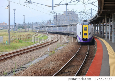 JR北海道函館本線，從函館站到大沼站的本地火車車窗景色（2023年夏季多雲） 125326852